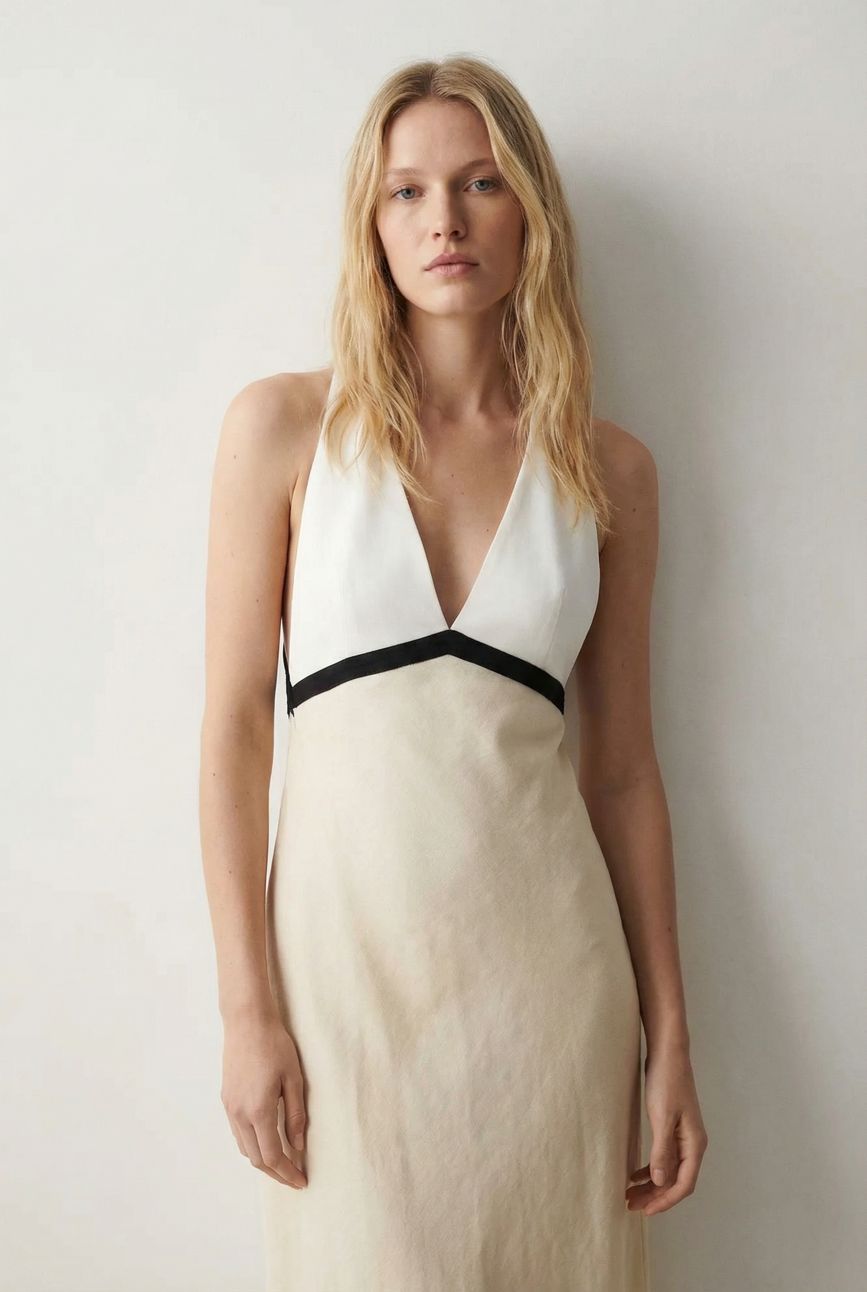 Duval Paris™ | Robe longue dos nu en lin écru
