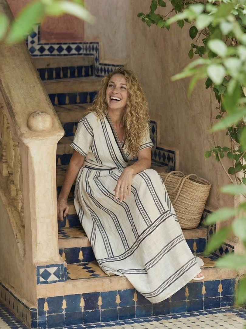 Thalassa | Robe midi à manches courtes en V avec taille enveloppante